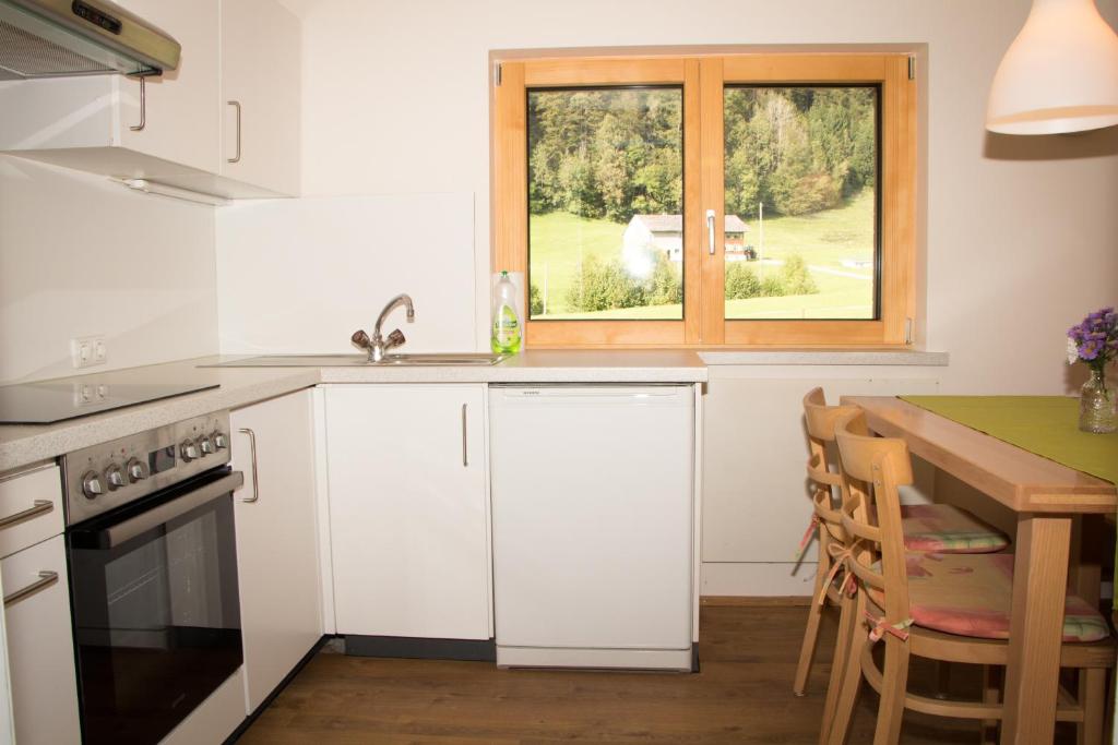 Kuchyň nebo kuchyňský kout v ubytování Haus Feurstein