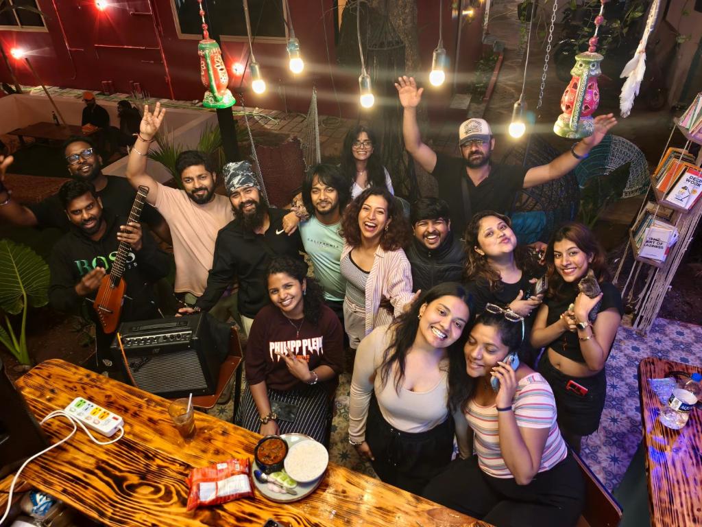 een groep mensen die poseren voor een foto in een kamer bij Mitra Palolem in Canacona