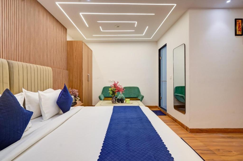 Postel nebo postele na pokoji v ubytování Hotel The Olive Aero Suites Near Delhi Airport