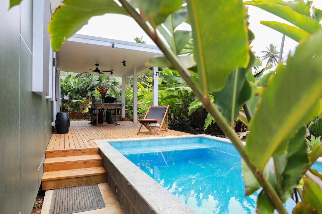 einen Pool auf einer Terrasse neben einem Haus in der Unterkunft The Green House in Matavera