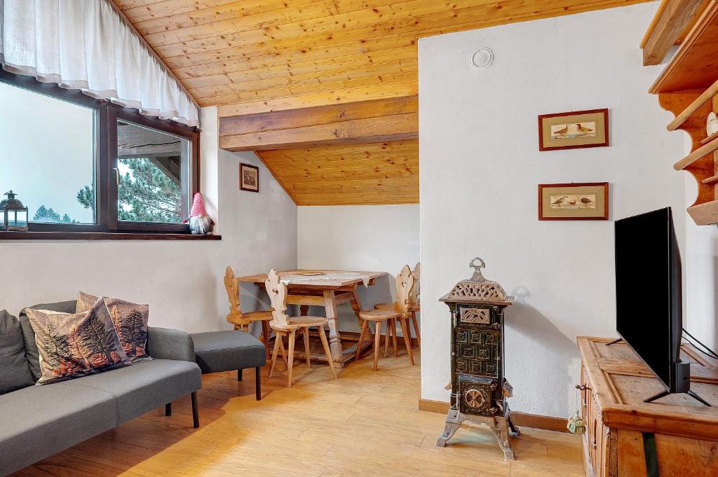 un salon avec un canapé et une table dans l'établissement Casa Serena, à Cavalese