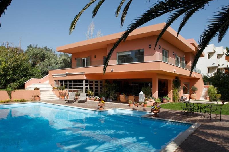 een huis met een zwembad voor een huis bij Slow living beautiful villa in Rafina