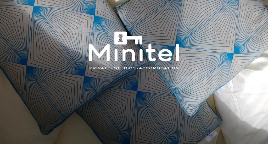 Un primo piano di una camicia con la parola mimita di Minitel a Berlino