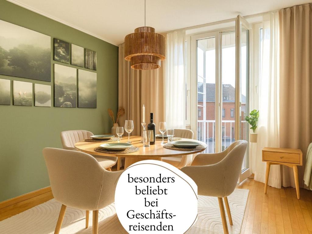 une salle à manger avec une table et des chaises dans l'établissement Altstadt Suite mit Parkplatz, à Cobourg