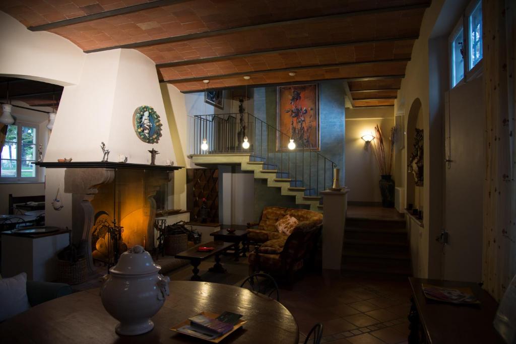 uma sala de estar com uma escada e uma mesa em Golf Club Bellosguardo resort em Vinci