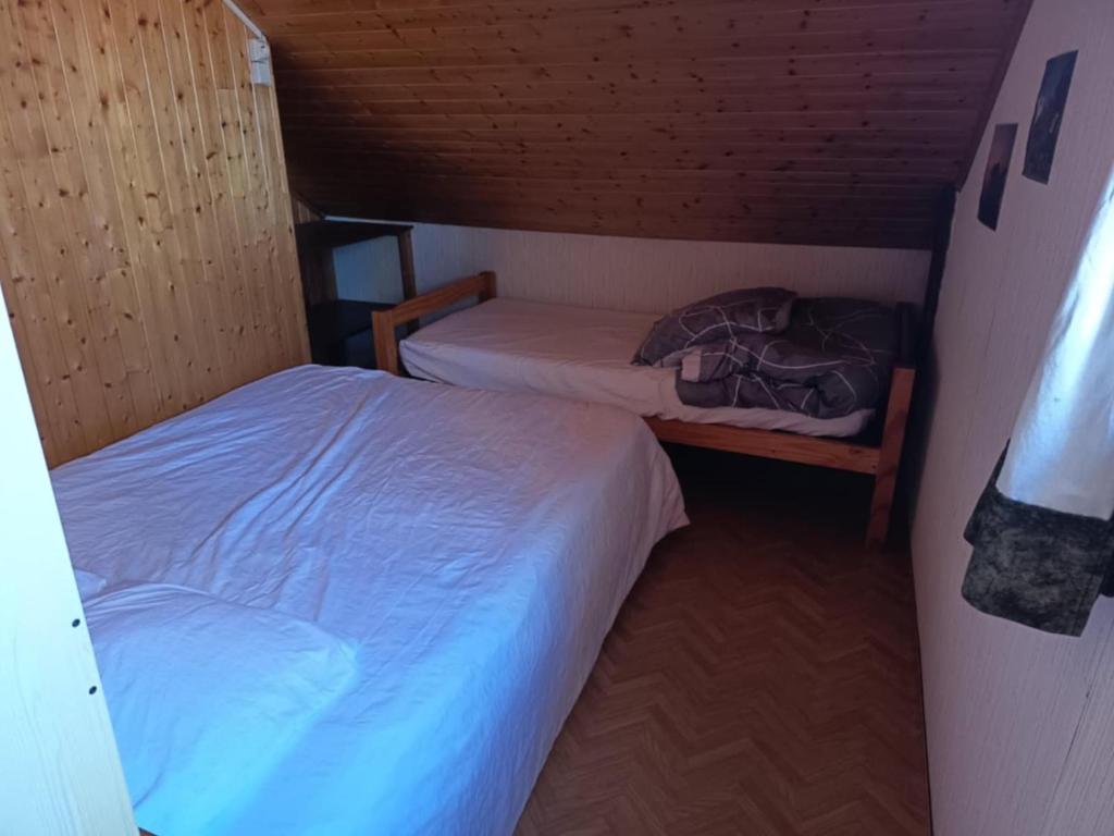 ein kleines Zimmer mit zwei Betten und einem Bett sidx sidx sidx sidx in der Unterkunft Appartement 4, 5 couchages in Chabottes