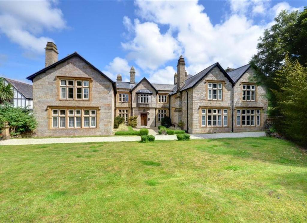 a large brick house with a large yard at 2 Bed in Penzance oc-m27232 in Gulval