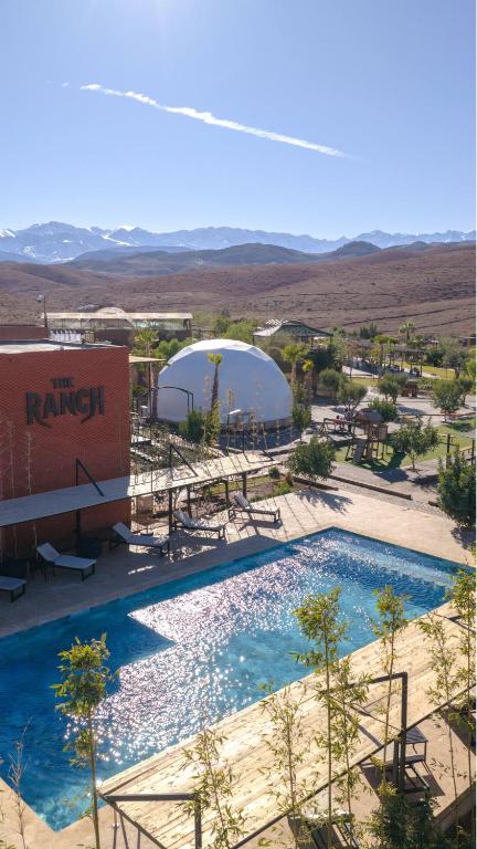 El KariaThe Ranch Camp的沙漠中一个拥有大型游泳池的度假村