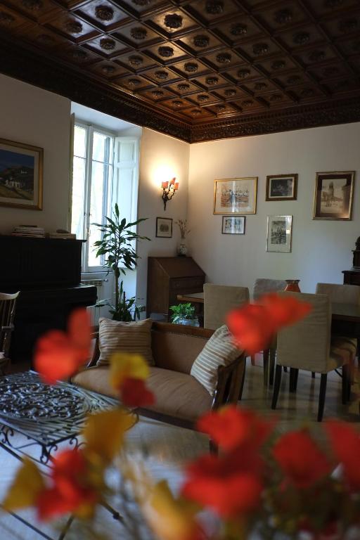 - un salon avec un canapé et une table dans l'établissement Apartment Musei Vaticani, à Rome