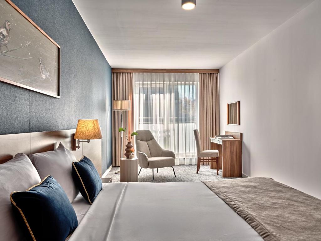 een hotelkamer met een bed en een bureau bij Arche Hotel Puławska Residence Warszawa in Warschau