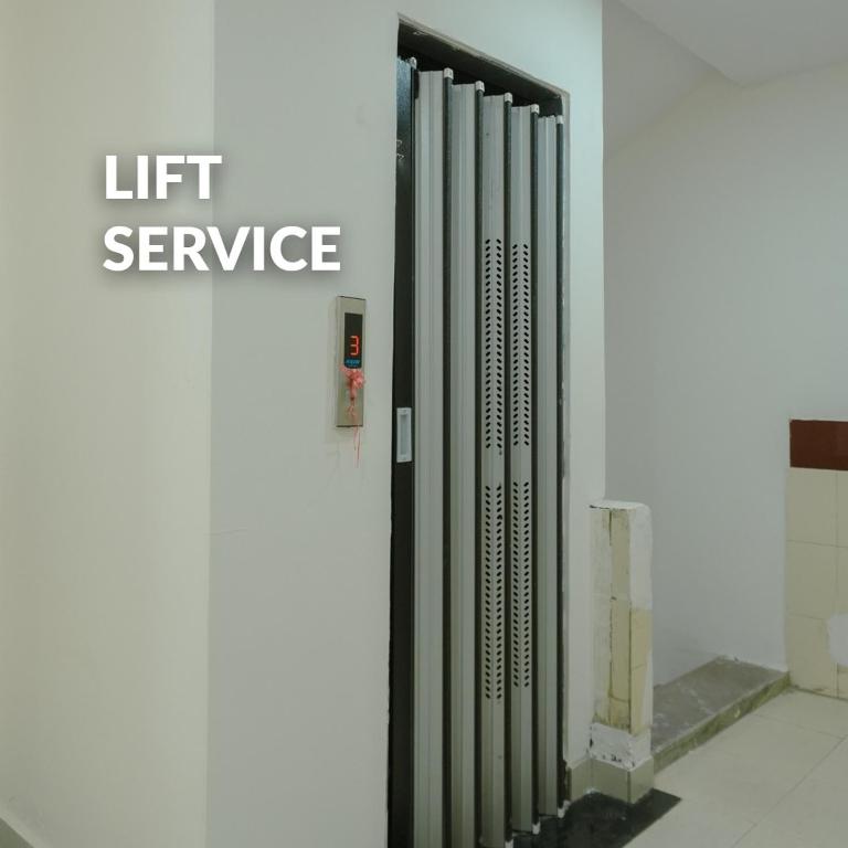 a lift service sign on the side of a wall at Hotel Ansh Har Regency in Vidisha