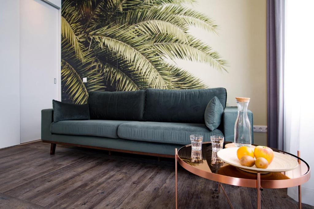 uma sala de estar com um sofá e uma mesa com fruta em De With Studio's em Roterdão