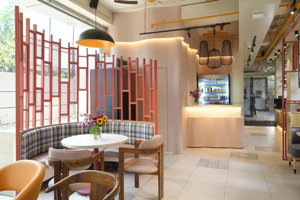 فضای داخلی Indie Stays Nesco Goregaon در بمبئی - تصویر ۳