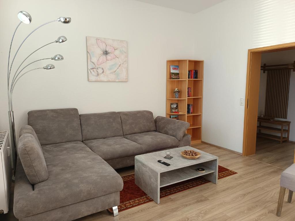salon z kanapą i stolikiem kawowym w obiekcie Familie Lehmann w mieście Gera
