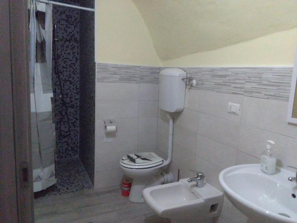 un bagno con un water e un lavandino di La lanterna a Drena