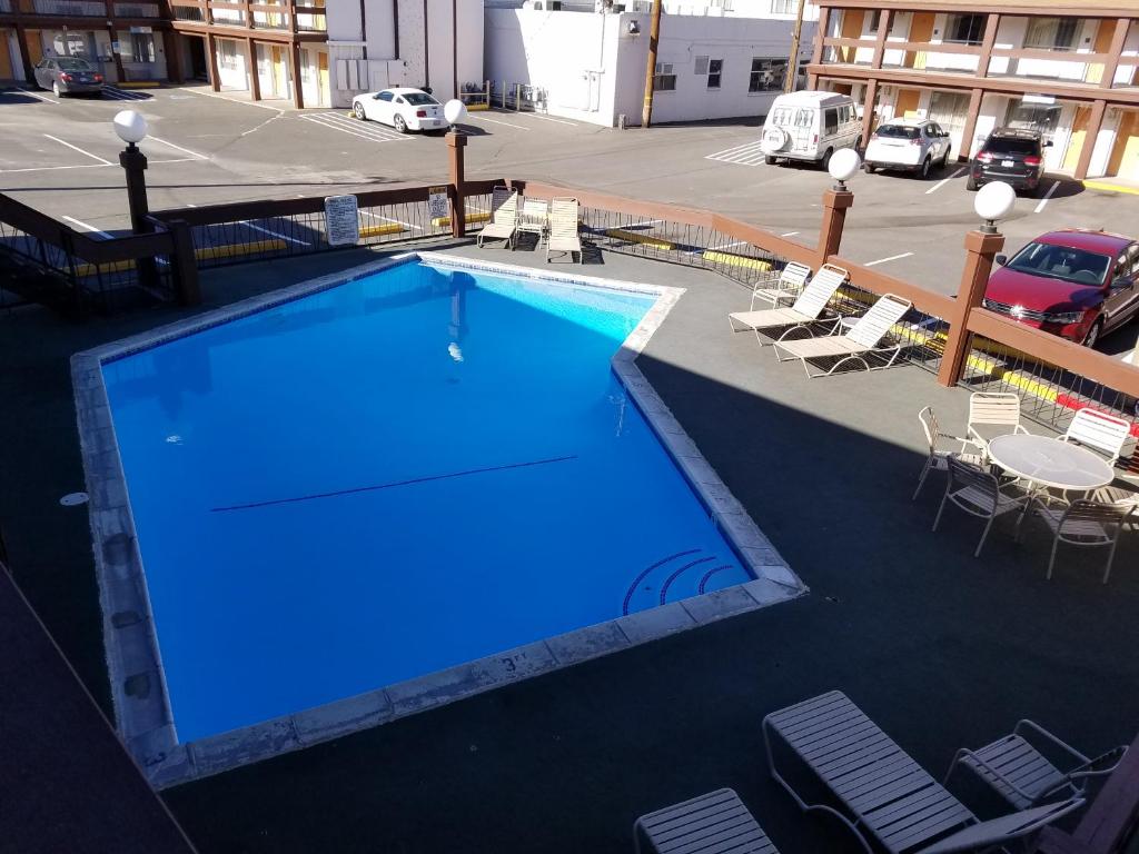 Bazén v ubytování Thunderbird Motel nebo v jeho okolí