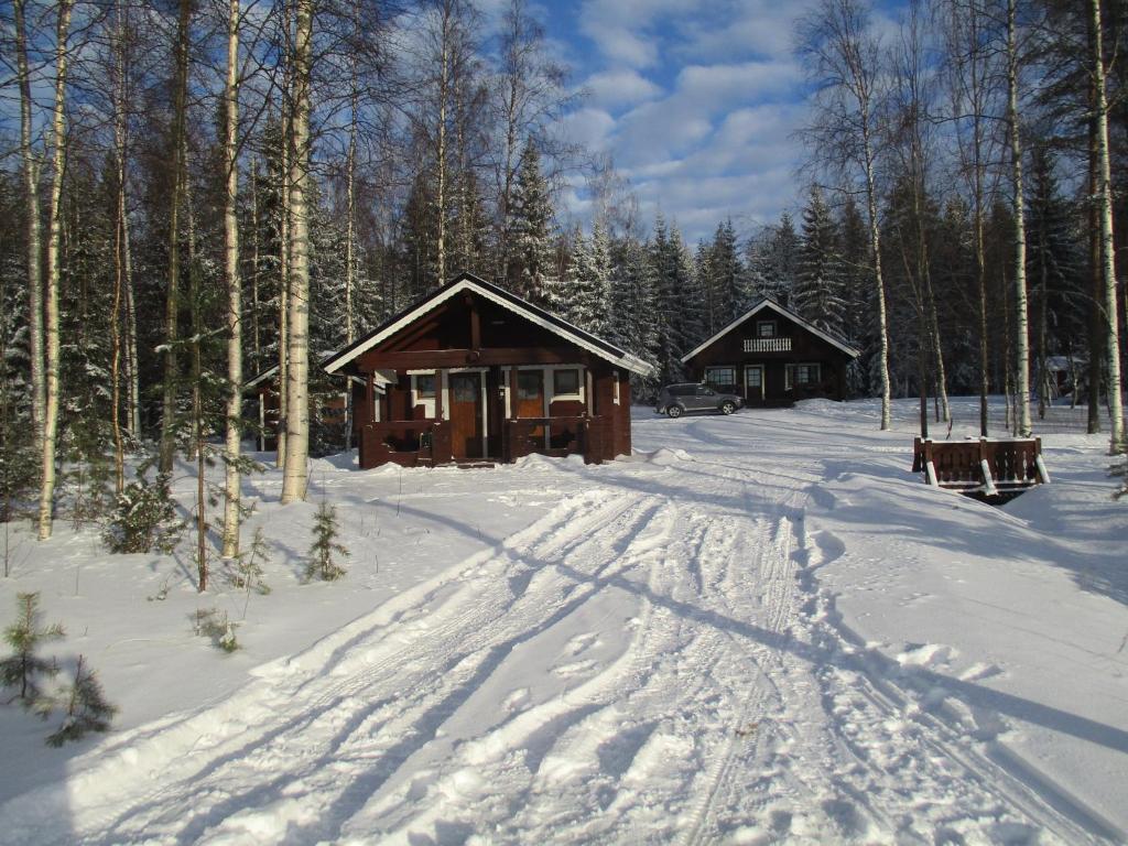 een hut in de sneeuw met voetafdrukken in de sneeuw bij Pohja in Joensuu