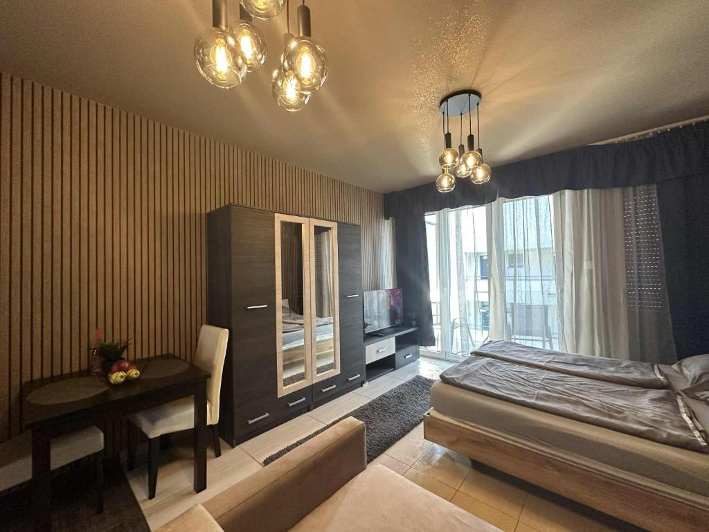 En eller flere senge i et værelse på LUX CENTRAL APARTMAN WITH FRee PRIVATE PARKING