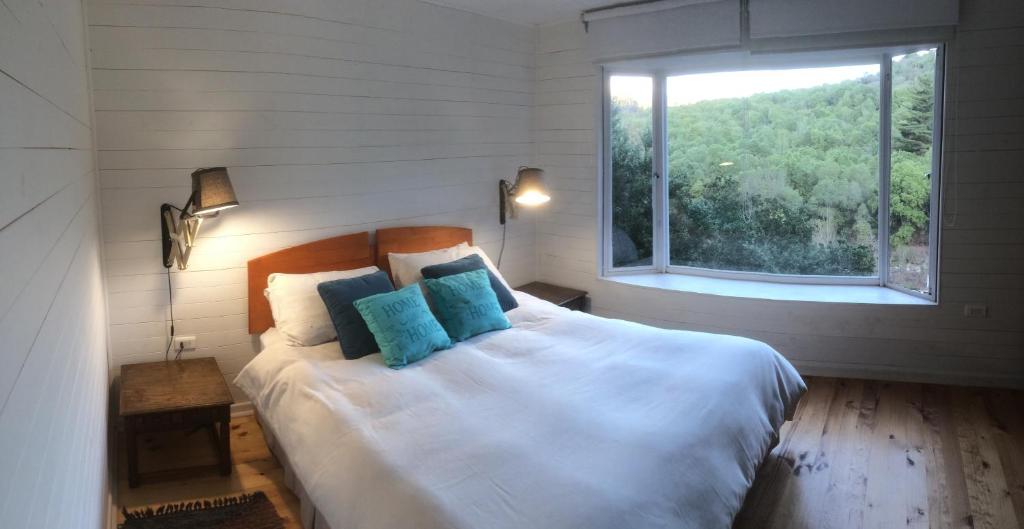 מיטה או מיטות בחדר ב-Shangri-La Lodge
