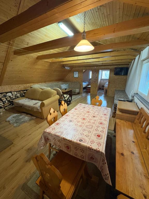 ein Wohnzimmer mit einem Tisch und einem Sofa in der Unterkunft Halka Apartment 4 in Rabčice