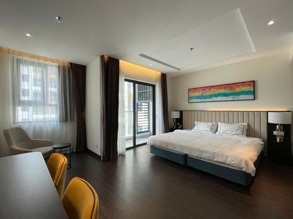 En eller flere senge i et værelse på Sapphire Residence Hạ Long