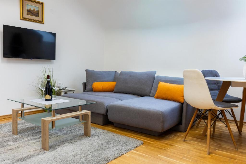 a living room with a couch and a table at Parkside Garni in Novi Sad