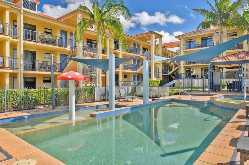 麥覺理港的住宿－南太平洋公寓酒店，大楼前带滑梯的游泳池