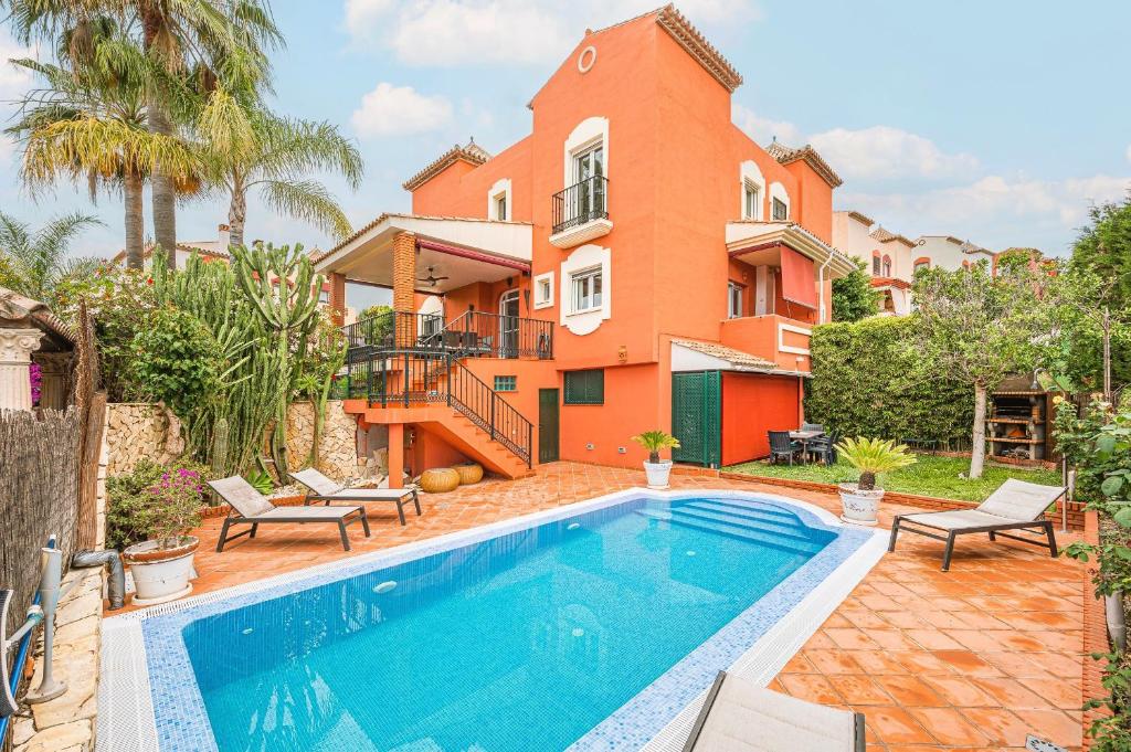 een exterieuraanzicht van een huis met een zwembad bij Pareado Relax in Marbella