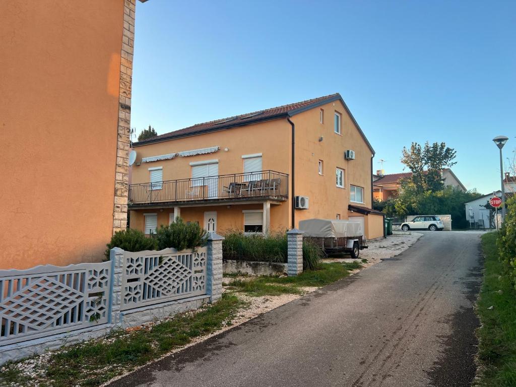 een lege straat voor een gebouw bij Apartmani Cassiopeia in Murine