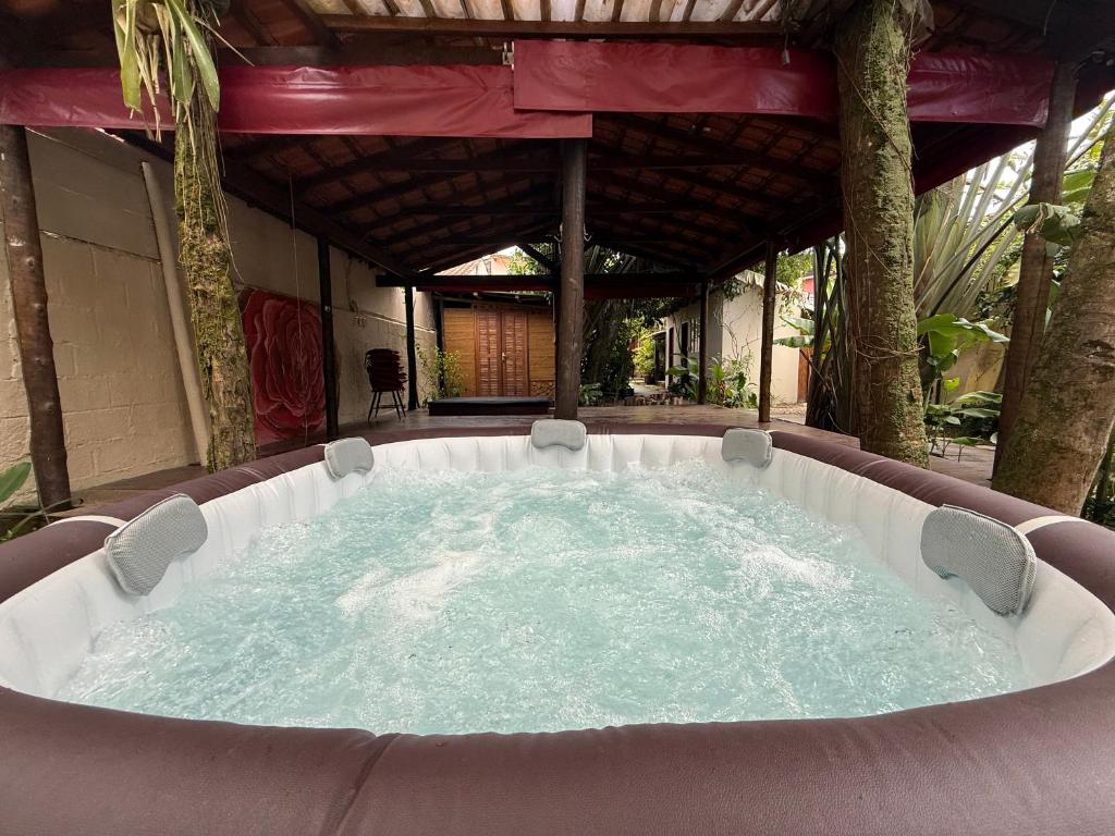 Swimmingpoolen hos eller tæt på Casa Holy Ubatuba - Hospedagem Holística