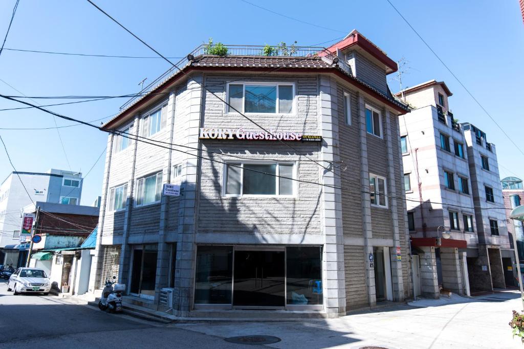 un edificio alto en la esquina de una calle en Kory Guesthouse, en Seúl