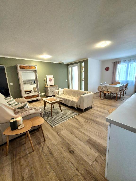 Giường trong phòng chung tại Bel appartement 3 piece