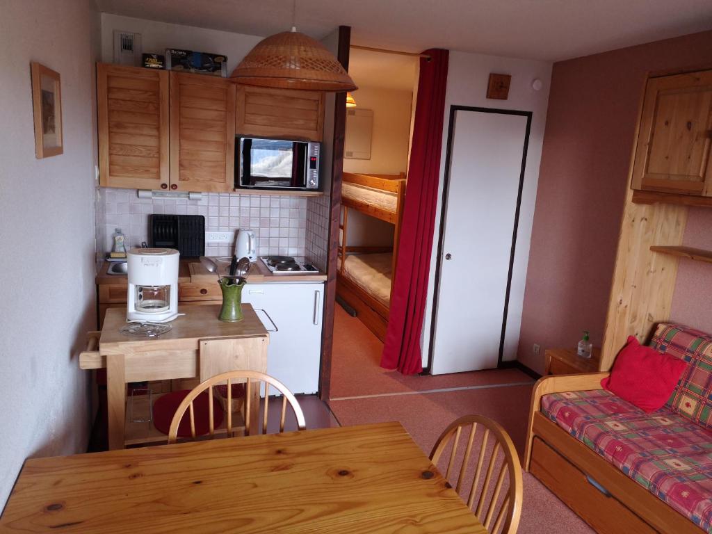 Kuchyň nebo kuchyňský kout v ubytování Studio coin montagne à Auris en Oisans avec vue magnifique