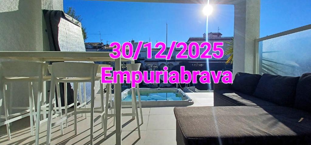 a sign that is on the window of a balcony at Empuriabrava 500m de la plage de la Rubina in Empuriabrava