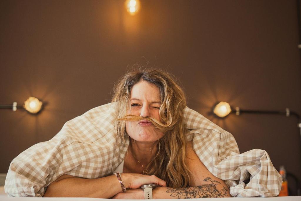 een vrouw met een stok in haar mond bij Harz BnB Werkmeister in Sankt Andreasberg