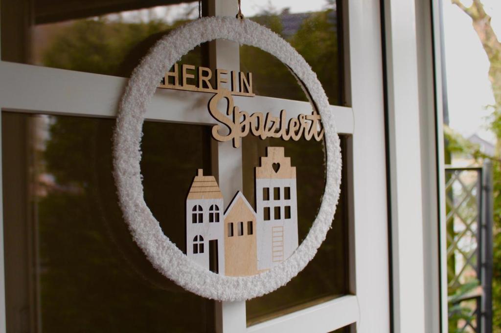 een krans die aan een deur hangt met een gebouw erop bij Ola Sauerland in Brilon