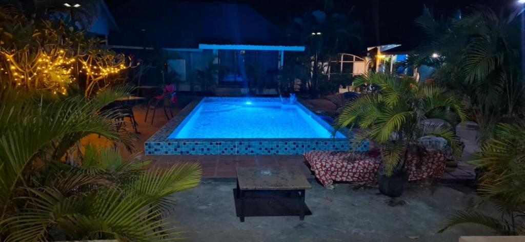 Swimmingpoolen hos eller tæt på Orchid bokor family guest house