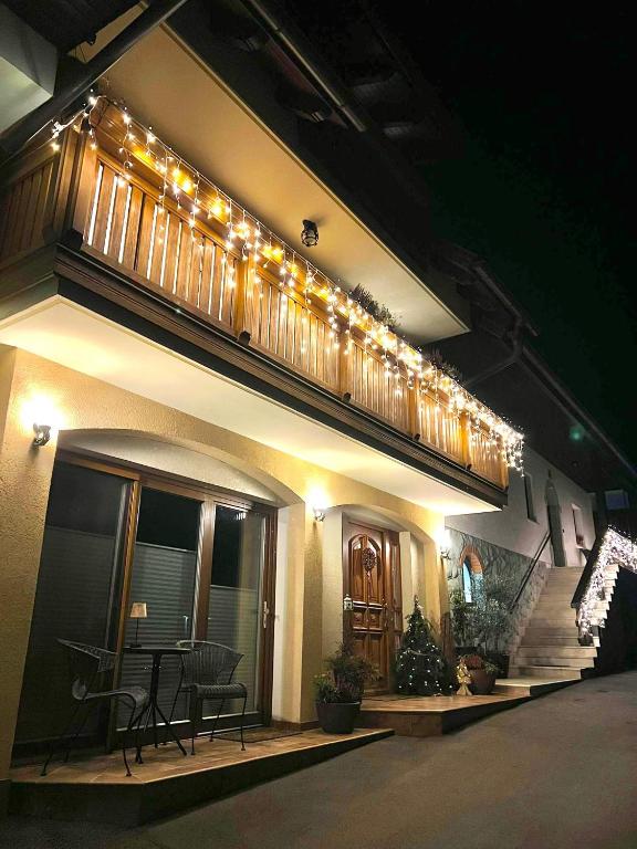 布莱德Ami's House Castle View的一座带桌椅阳台的建筑