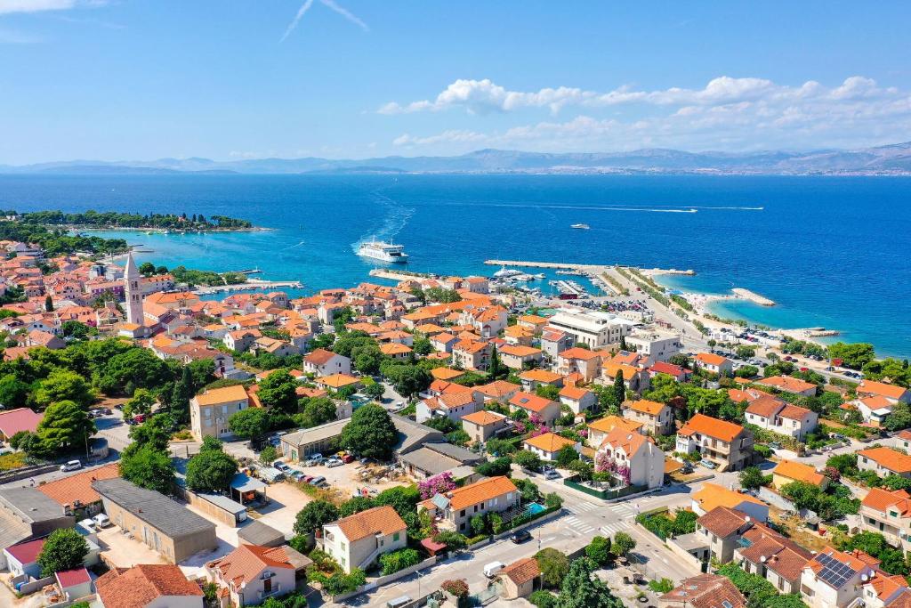 - une vue aérienne sur une ville à côté de l'océan dans l'établissement Apartment Lado, à Supetar