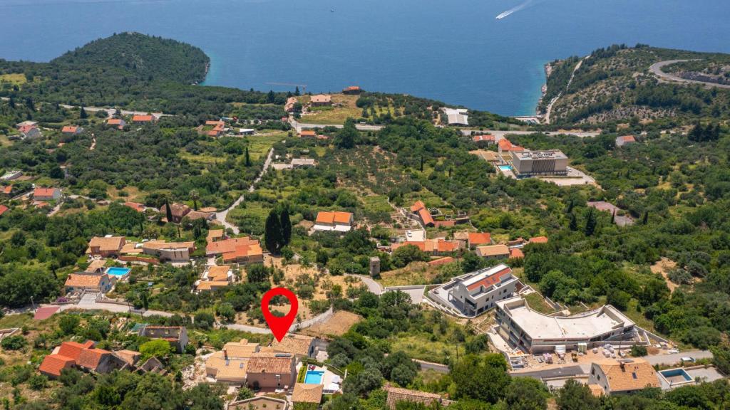 een rood hart bovenop een stad met huizen bij Villa Dia by Villas Guide in Dubrovnik