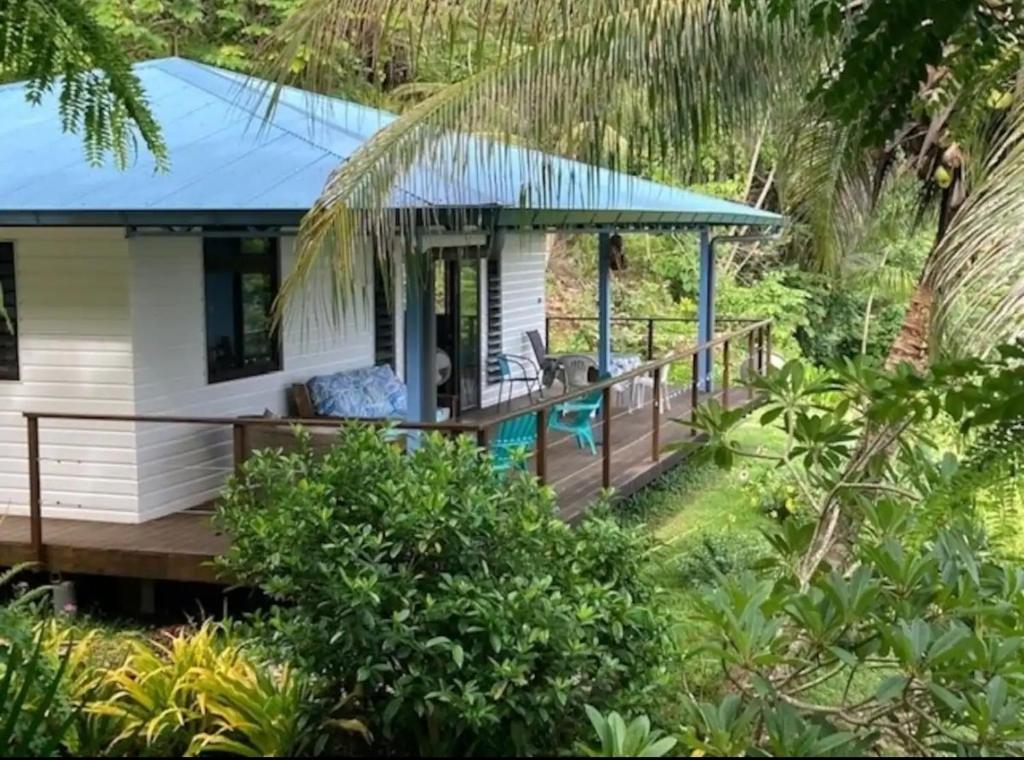 una casetta in mezzo alla foresta di Te Fare Ninamu a Taputapuapea