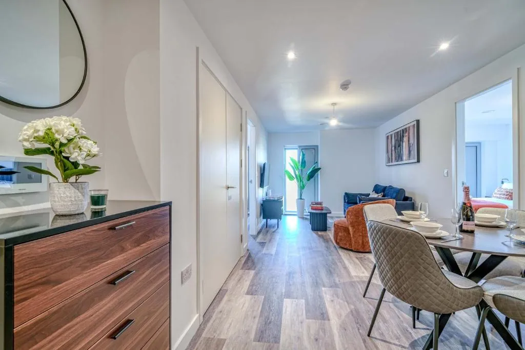 City View - 1 Minute to Transport links - Sleeps 3
