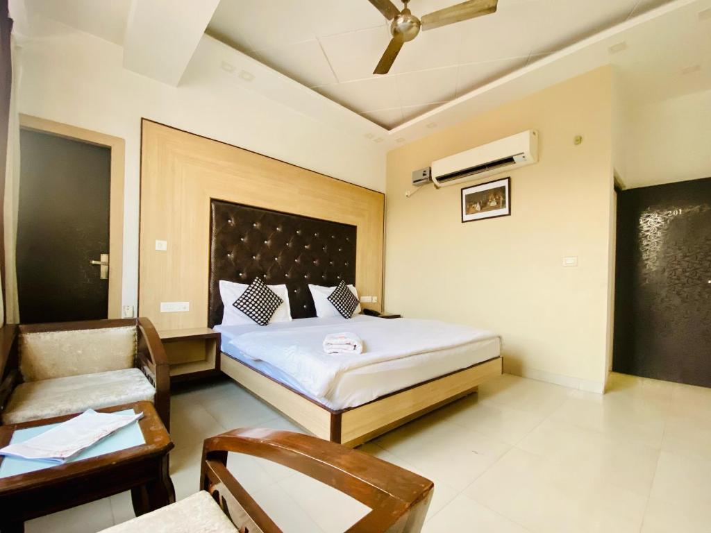 En eller flere senge i et værelse på Hotel November 1 Min from Zirakpur bus stand