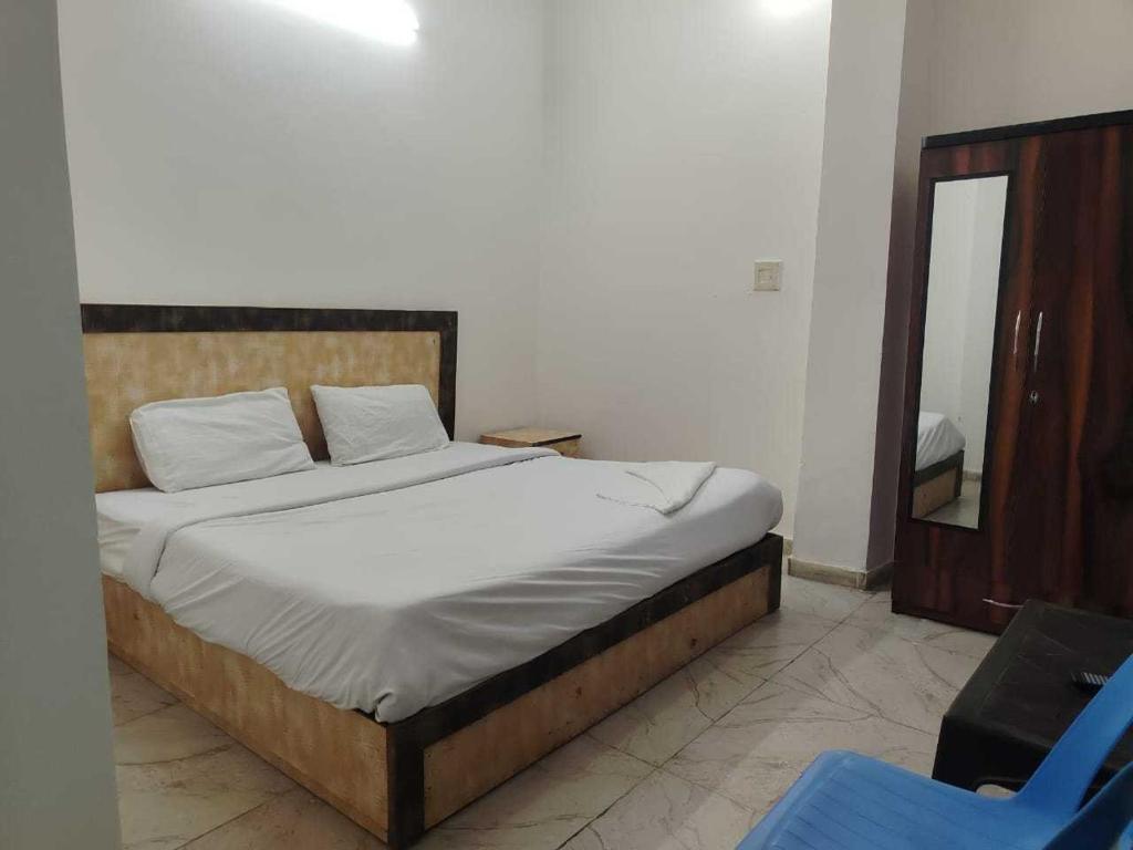 En eller flere senge i et værelse på Hotel O Vip Stay Inn