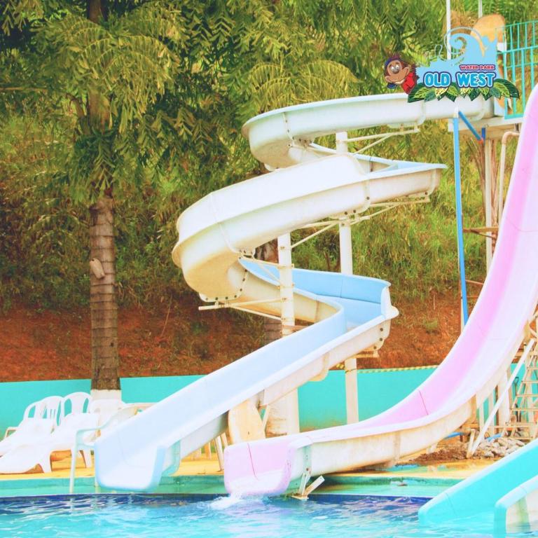 a water slide in a pool at a water park at Old West Water Park in Santo Antônio do Pinhal