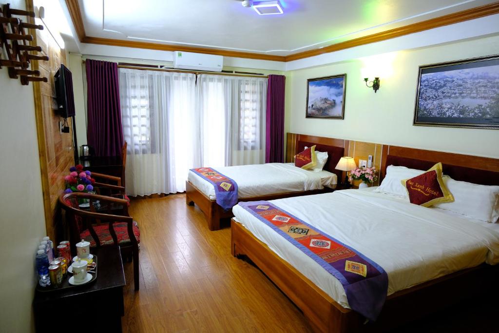 a hotel room with two beds and a window at Hotel Sao Xanh in Sapa