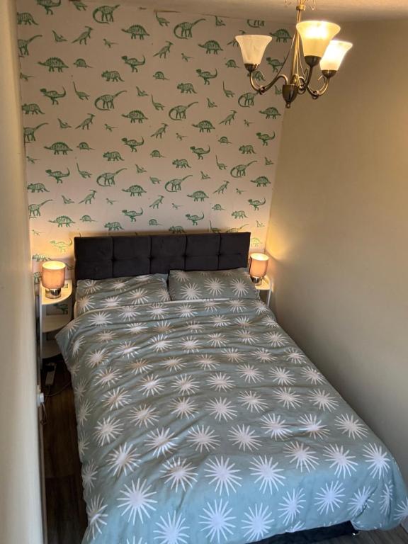 En eller flere senge i et værelse på Room in Glasgow 20 mins away from city