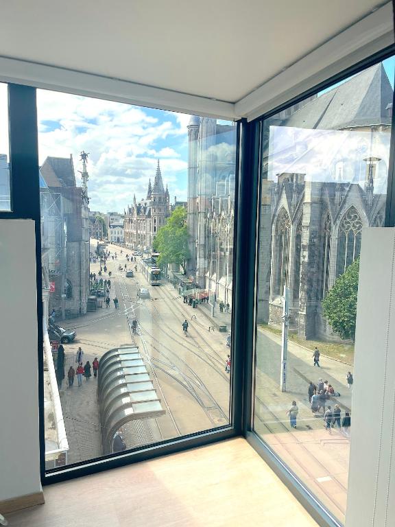 根特Duplex Apartment in the Heart of Ghent with Fantastic Views的从窗户看到的城市街道景色