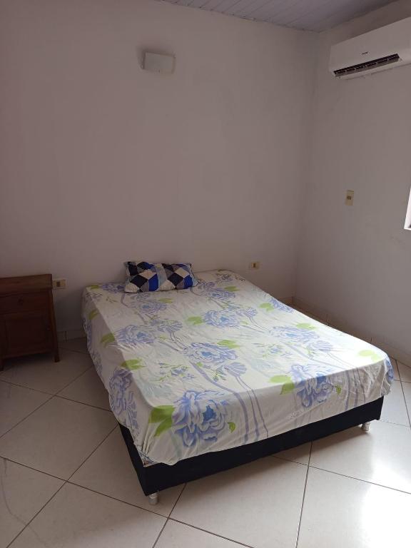 サン・ロレンソにあるEdificio Santa Anaのベッドカバー付きの白い部屋のベッド1台分です。