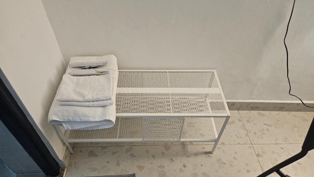 een witte bank met handdoeken in een kamer bij The Nook in Pondicherry